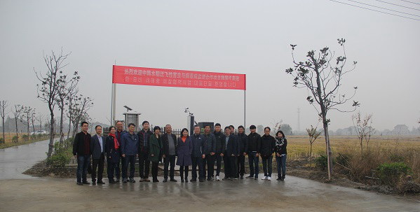 金年会副总经理朱旭华（左二）为考察团一行详细介绍了水稻病虫害绿色防控设备