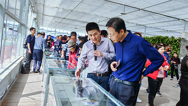 金年会副总经理陈曦向培训班介绍托普智能终端