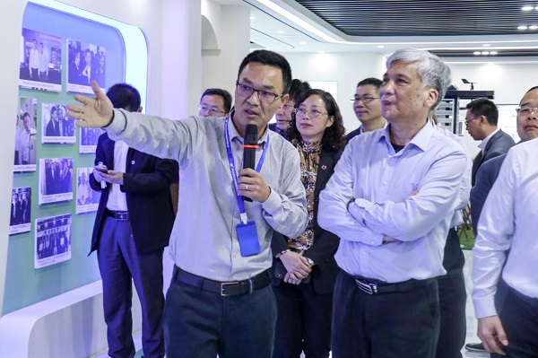 全国人大常委会副委员长丁仲礼莅临金年会考察调研