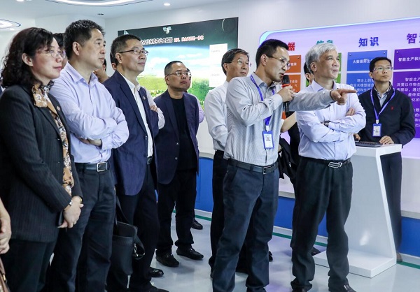 全国人大常委会副委员长丁仲礼莅临金年会考察调研