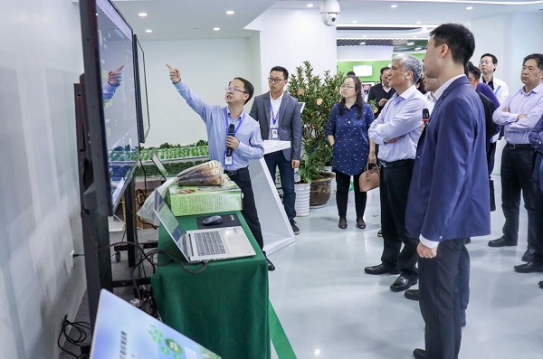 全国人大常委会副委员长丁仲礼莅临金年会考察调研