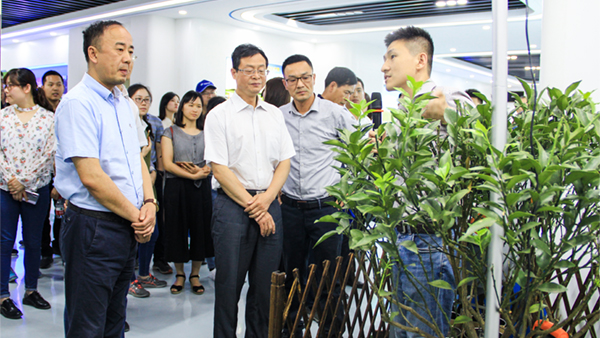 谢主任一行参观金年会展厅