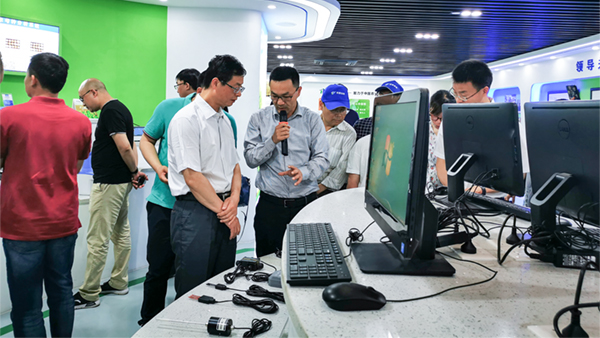 谢主任一行参观金年会展厅