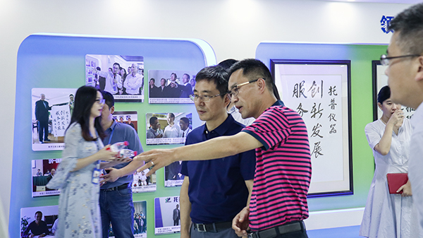 陈董事长向赵部长介绍了金年会的公司概况以及公司发展历程