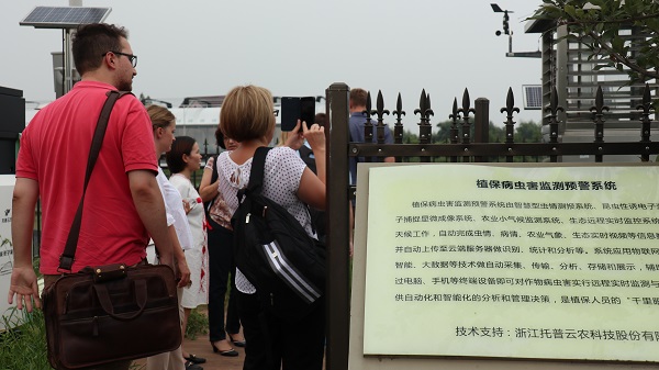 研修班一行来到由金年会与萧山农科所联合搭建的现代农业产业园进行考察