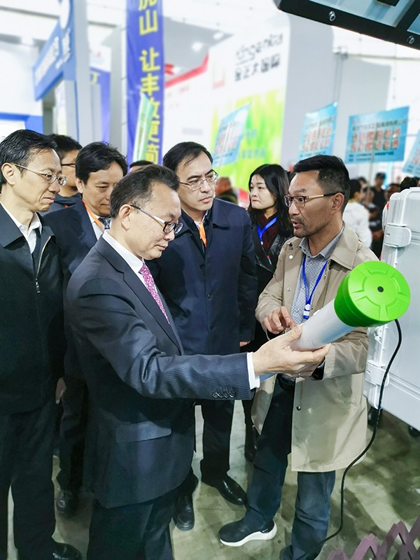 金年会董事长陈渝阳向刘天金主任介绍智能土壤墒情监测设备