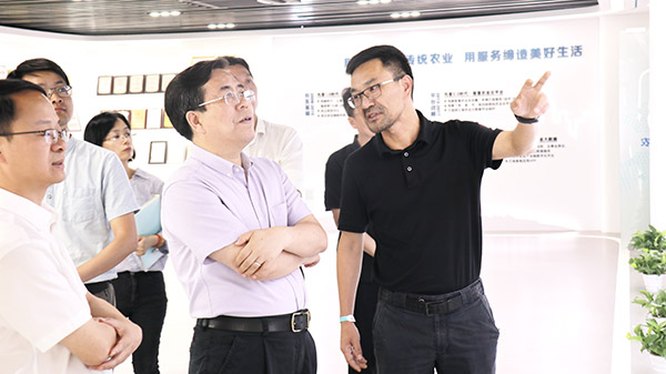 应义斌教授一行参观金年会数字三农展厅